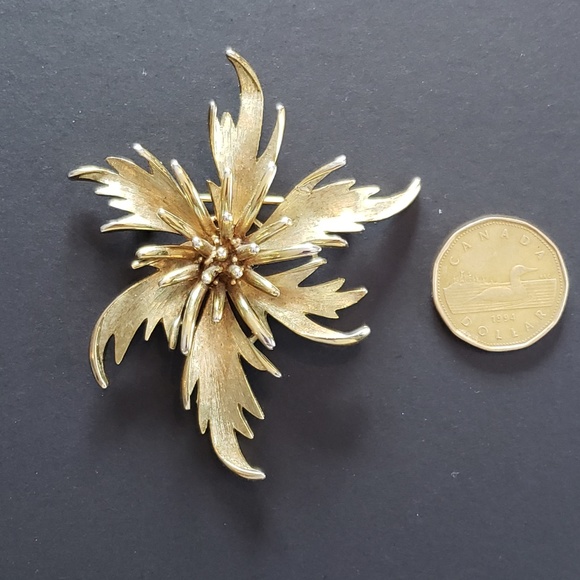 VINTAGE COROCRAFT large Gold tone Brooch - Picture 3 of 3